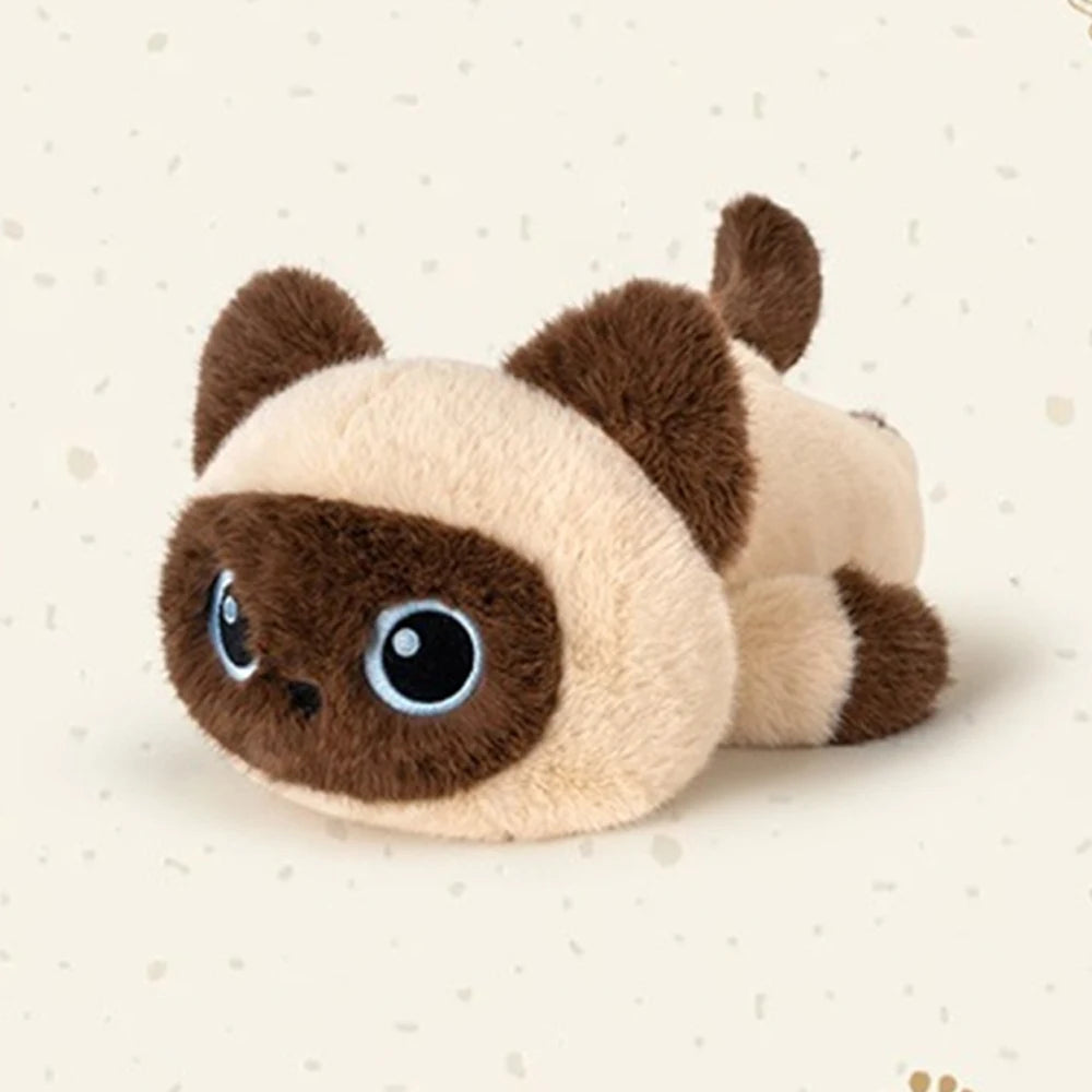 Peluches chat siamois et chat gris côte à côte