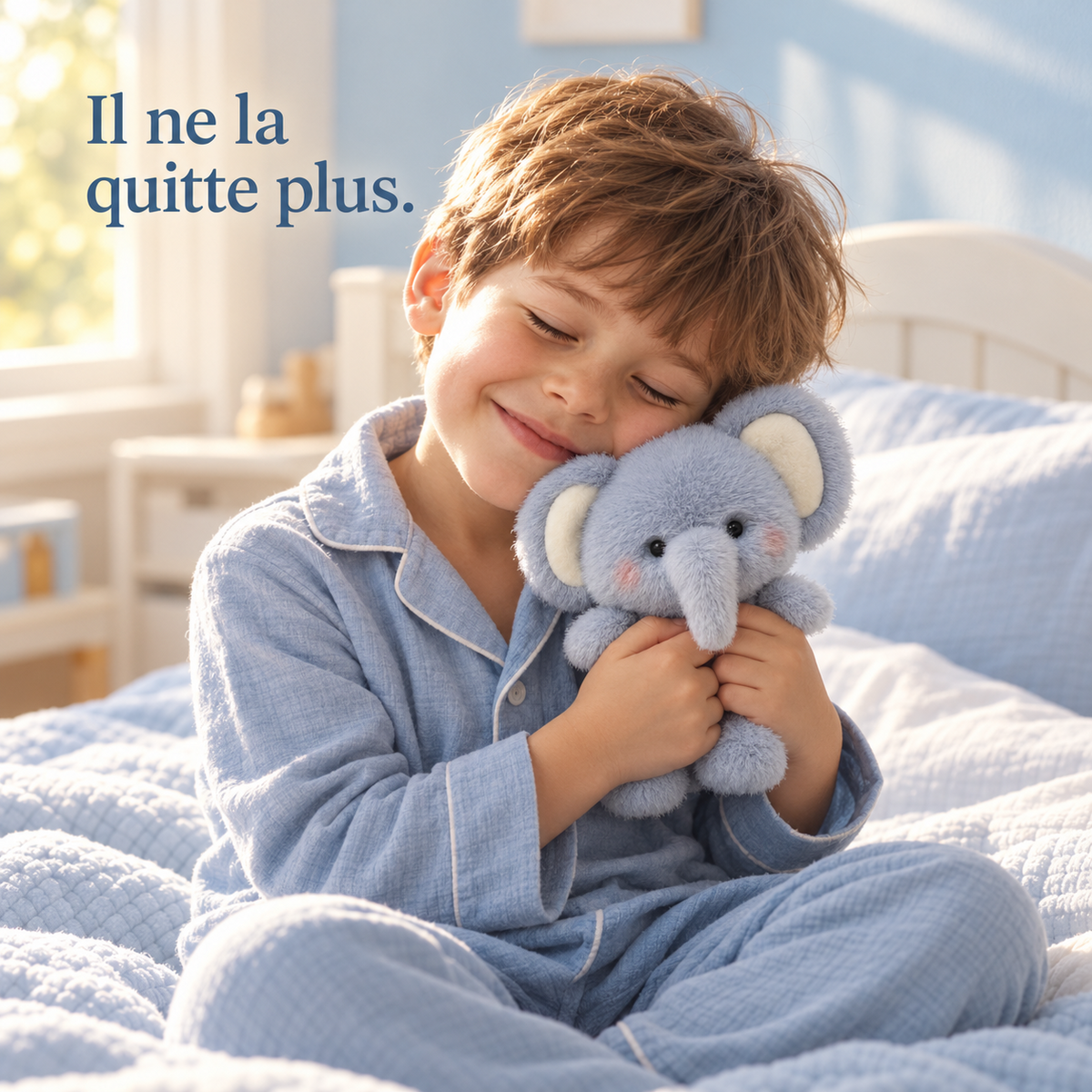 Un petit garçon serre contre lui la peluche éléphant kawaii 16 cm